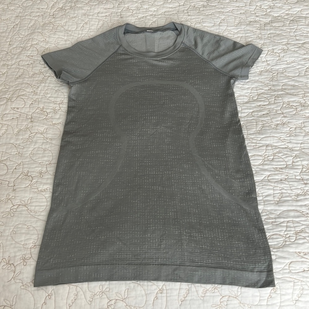 Like new condition Lululemon sz 6 swiftly tech 2.0 in silver grey